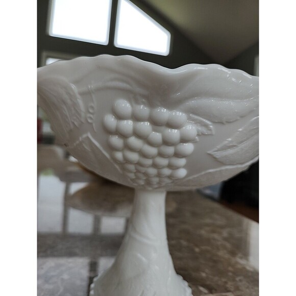 Vintage L.E. Smith Glass Co. #901 Large Milk Glass Fruit Bowl, 10" Diameter - Picture 3 of 5